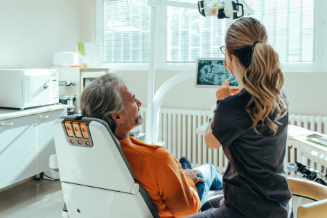 Eine Stipendiantin für Zahnmedizin behandelt einen Patienten