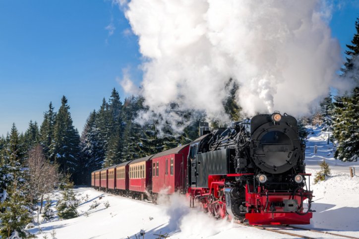 Brockenbahn fährt durch verschneiten Wald