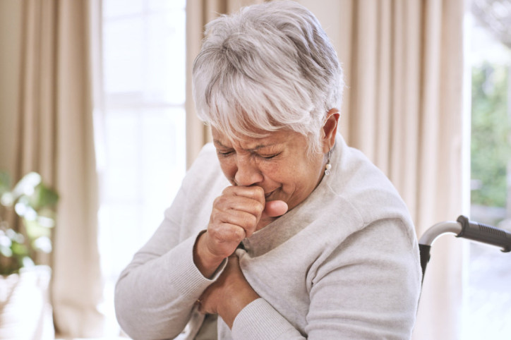 Eine Seniorin leidet unter einer beginnenden Lungenentzündung