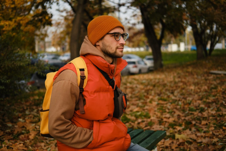 Ein Mann nutzt Hilfsmittel, um seine Farbenblindheit abzumildern