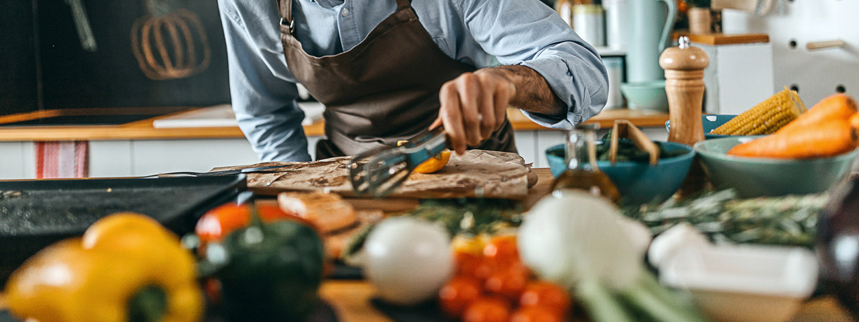 Ein Mann probiert die Wikinger-Diät aus und kocht Fisch