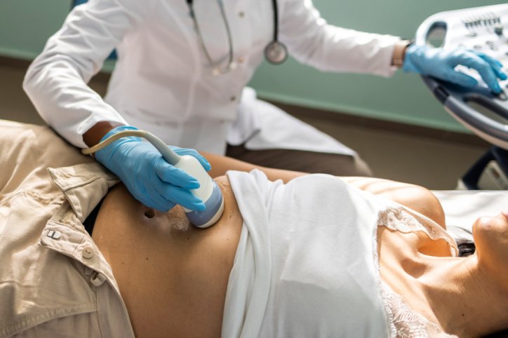 Die Leber einer Frau wird per Ultraschall untersucht