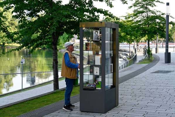 Senior vor einem Bücherschrank