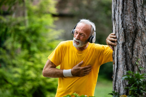 Eine Senior verspürt Schmerzen aufgrund von Herzinsuffizienz