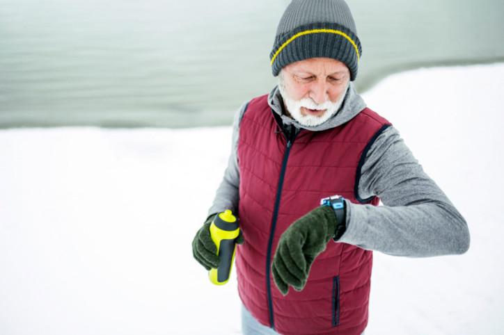 Ein Senior kontrolliert seinen Puls beim Sport nach einer Erkältung