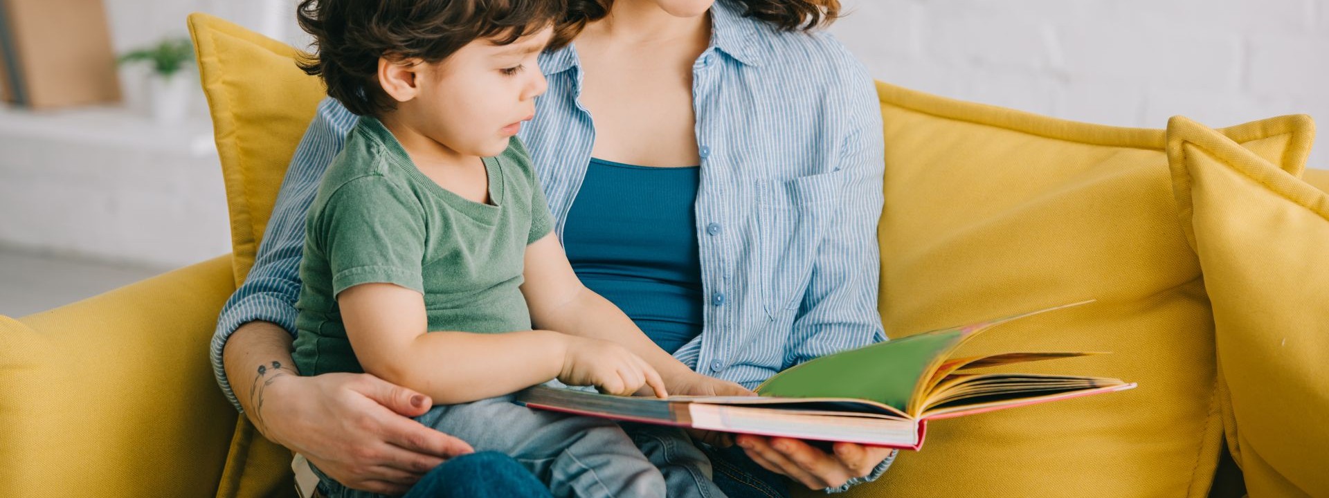 Mutter und Kind schauen gemeinsam ein Buch an