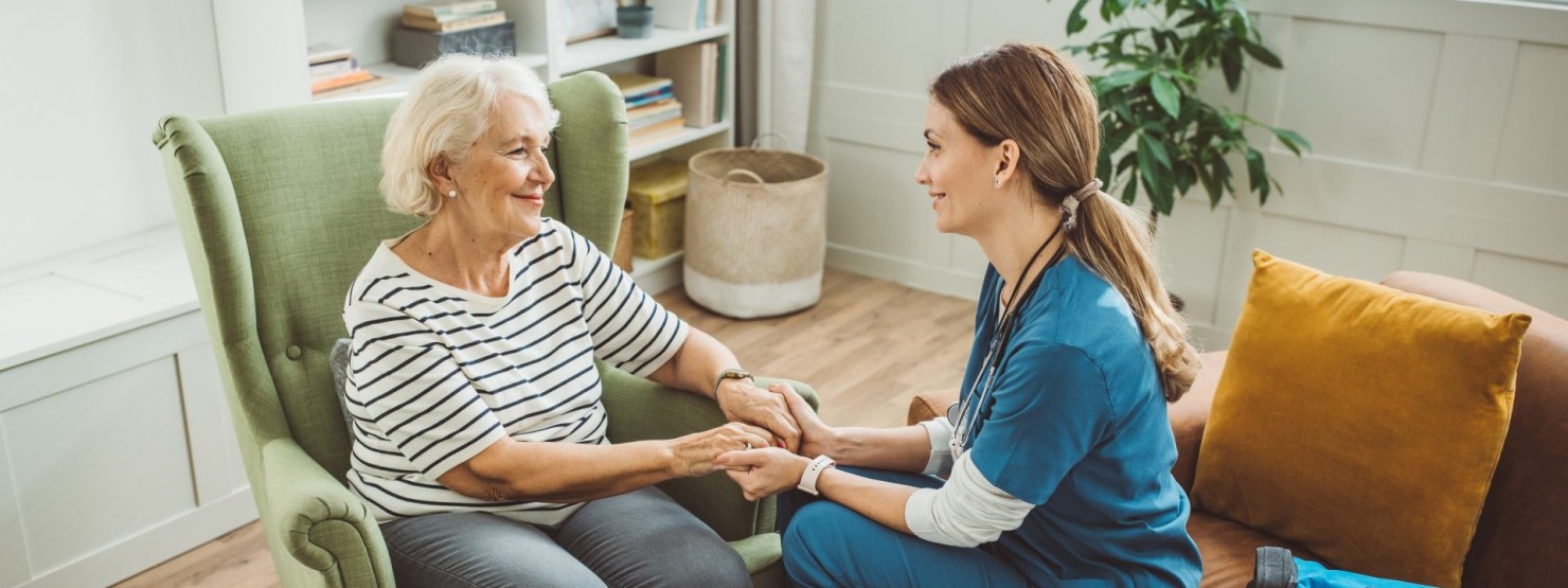 Eine Wundexpertin spricht mit einer Patientin zuhause.