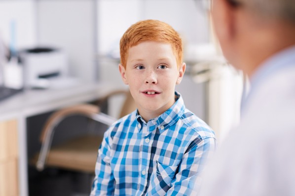 Junge in Gespräch mit Arzt