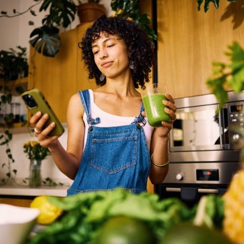 Eine Frau informiert sich über die Formel des glykämischen Index