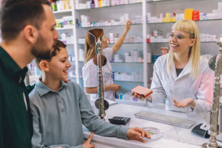 Ein Junge holt sich in der Apotheke seine Salbe für seine Phimose ab.