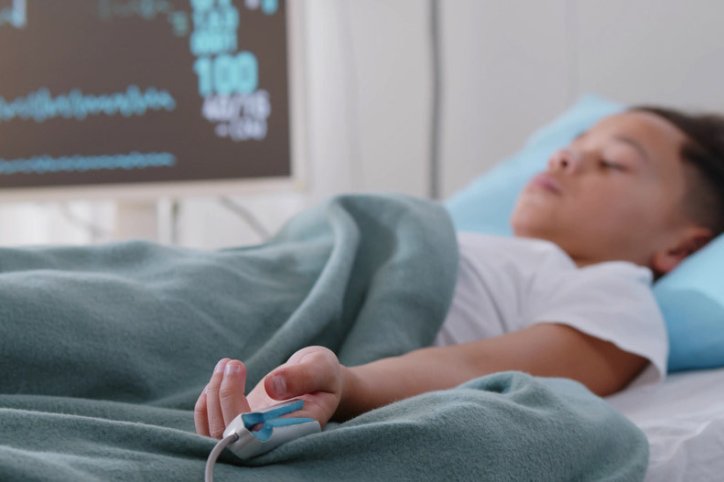 Ein am Reye-Syndrom erkrankter Junge wird im Krankenhaus behandelt