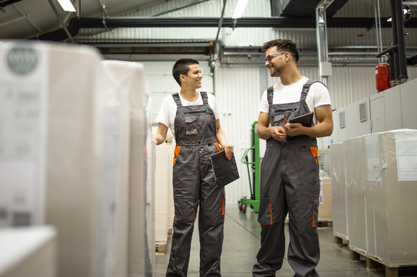 Zwei Arbeitskollegen unterhalten sich im Lager.