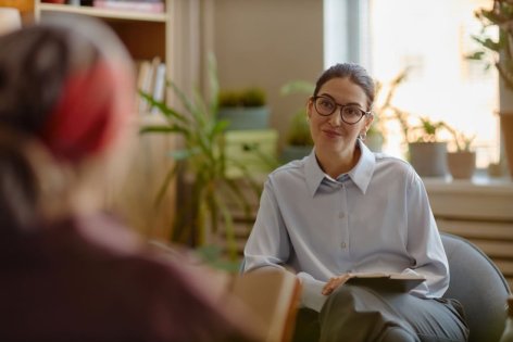 Psychologin hört Patientin aufmerksam zu