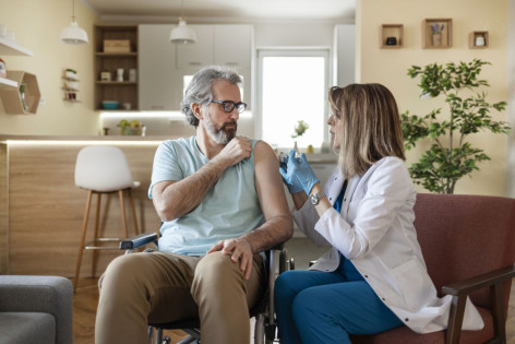 Ein älterer Mann lässt sich gegen Grippe impfen