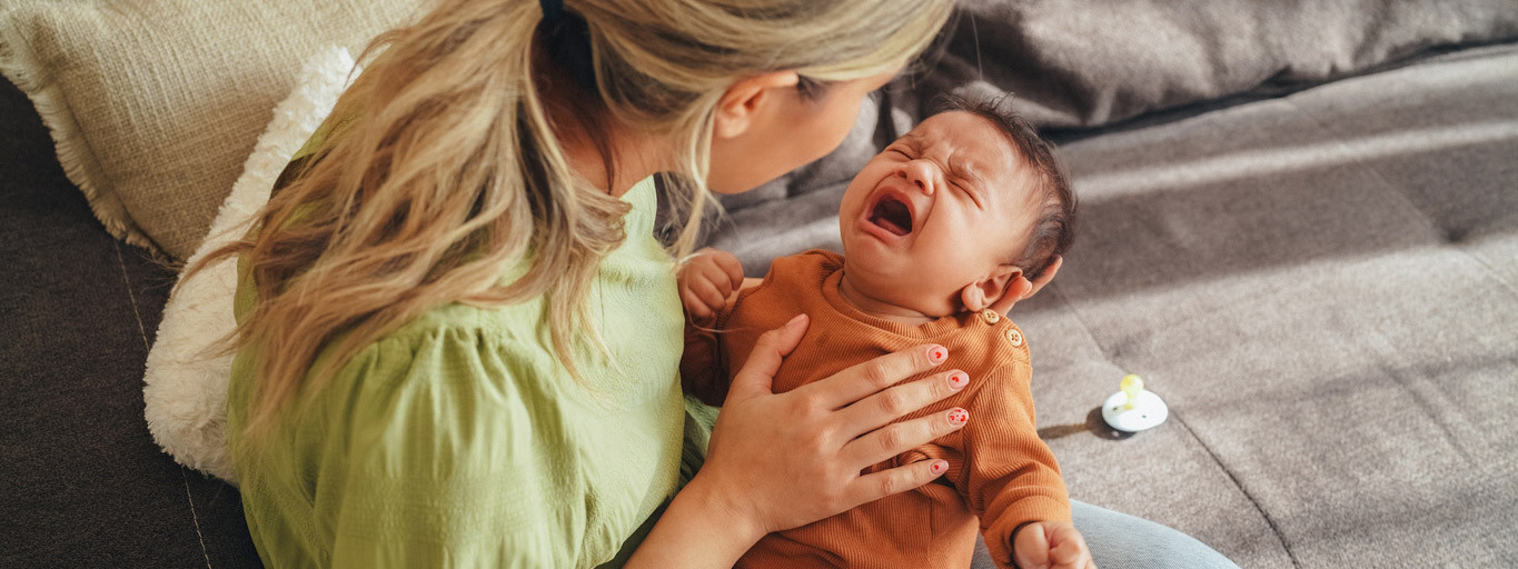 Ein Baby weint aufgrund einer Invagination