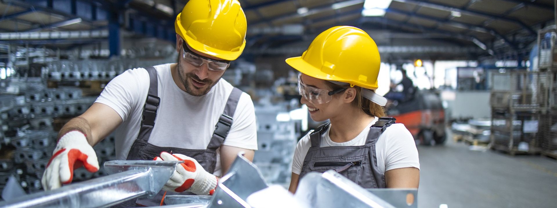 Zwei Mitarbeiter in der Produktion