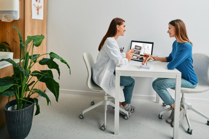Eine Ärztin hat bei einer Patientin eine bakterielle Veginose diagnostiziert