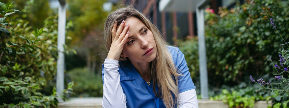 Eine Krankenschwester leidet aufgrund hohem Arbeitsdruck unter Burn-on