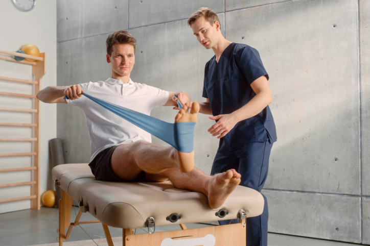 Ein Patient wird beim Rehasport angeleitet