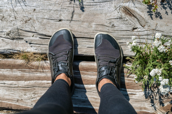 Barfußschuhe auf Holzbohlen