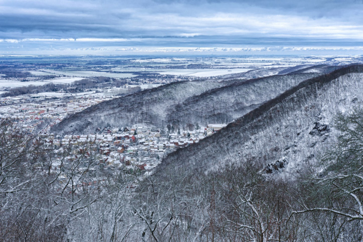 Luftaufnahme verschneiter Ort Thale