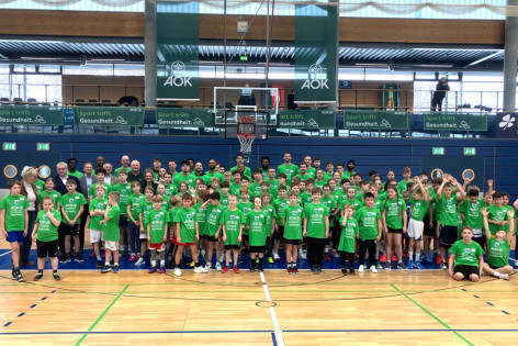 Drei Jungs trainieren beim AOK-Jugendcamp in Weißenfels ihre Basketball-Fähigkeiten