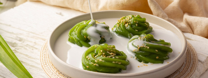 Ein Dessertteller, der mit Pandan abgerundet wurde