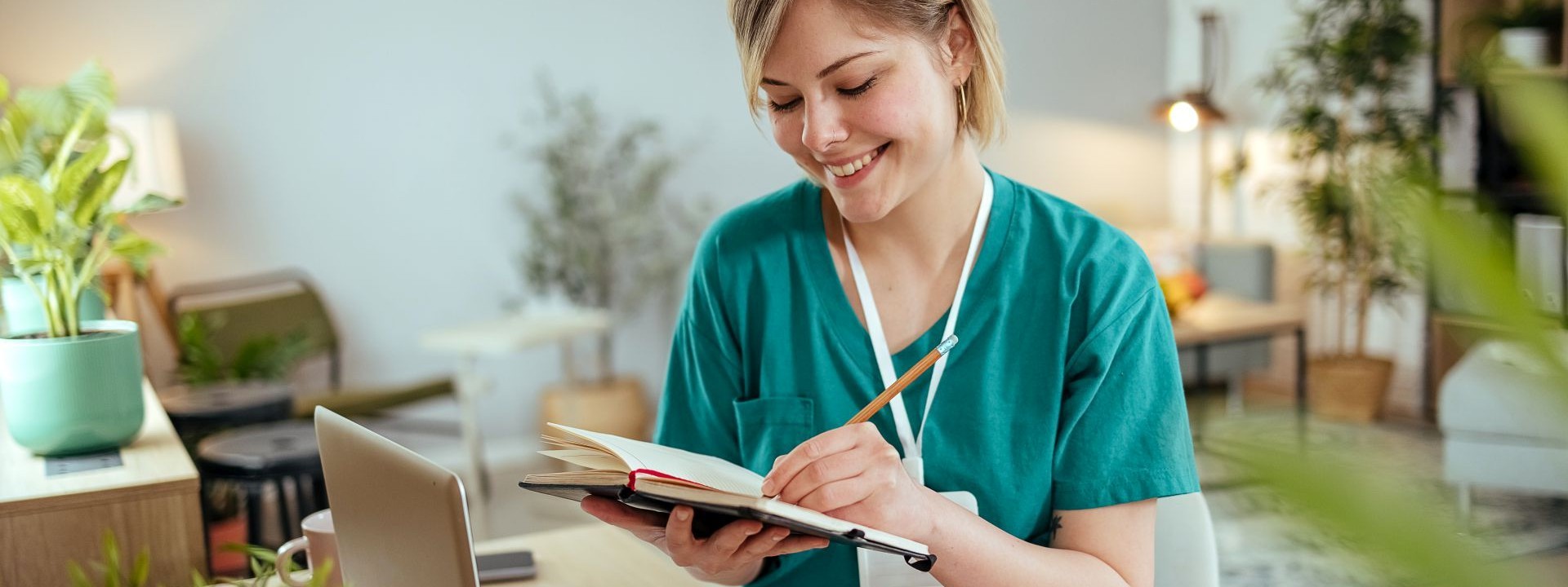 Eine Ärztin nutzt den Zugang zur AOK-Gesundheitspartnerwelt an ihrem Laptop, um mit der AOK Sachsen-Anhalt zu kommunizieren.