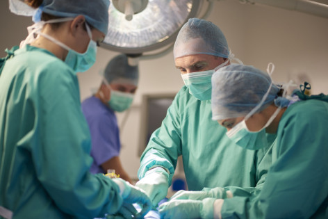 Ärzte im zertifizierten Traumazentrum des BG Klinikum Bergmannstrost operieren einen Patienten.