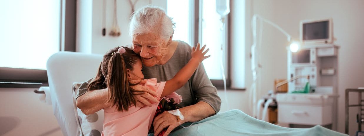 Enkelin besucht ihre Großmutter im Krankenhaus