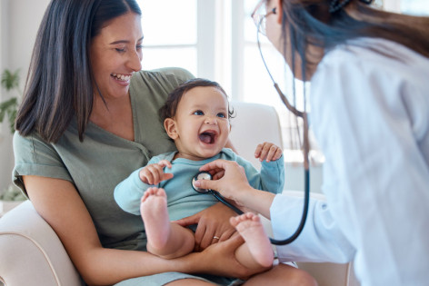 Eine Kinderärztin in Weißenfels untersucht ein Baby.