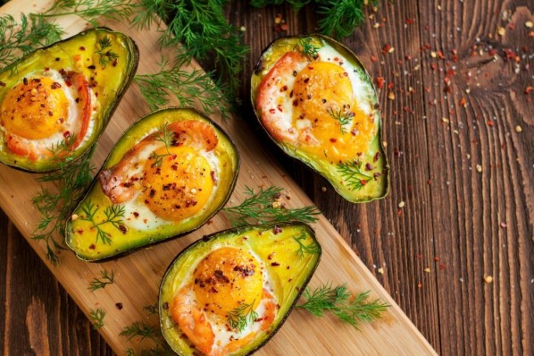 Gebackene Eier in Avocado mit geräuchertem Lachs.