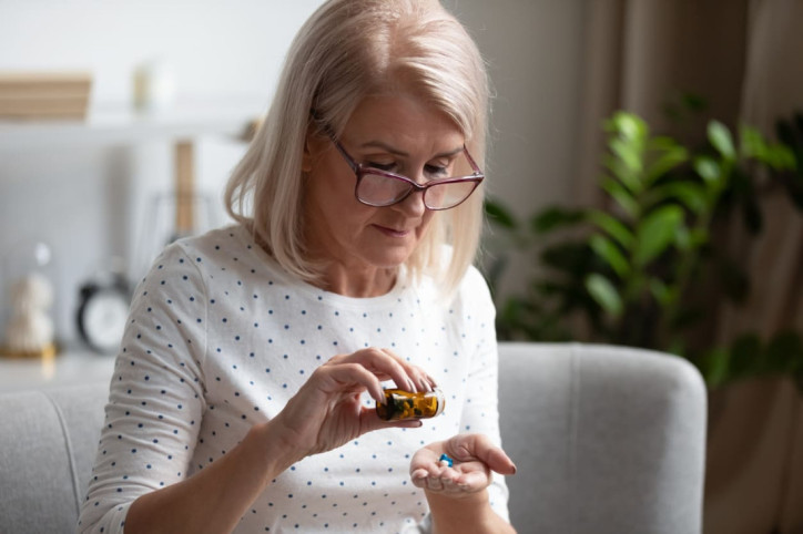 Ältere Frau nimmt Antibiotika ein