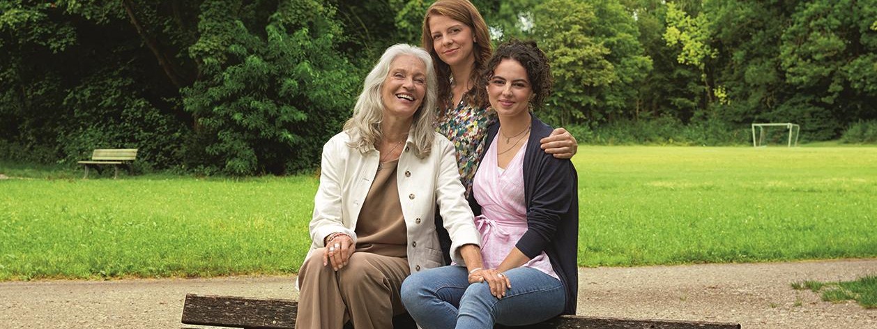 3 Generationen Oma, Mutter und Tochter auf einer Parkbank