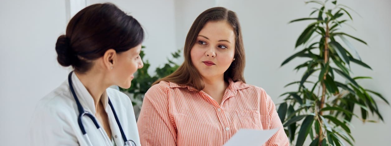 Eine Hausärztin in Wittenberg bespricht mit einer Patientin die weitere Behandlung.