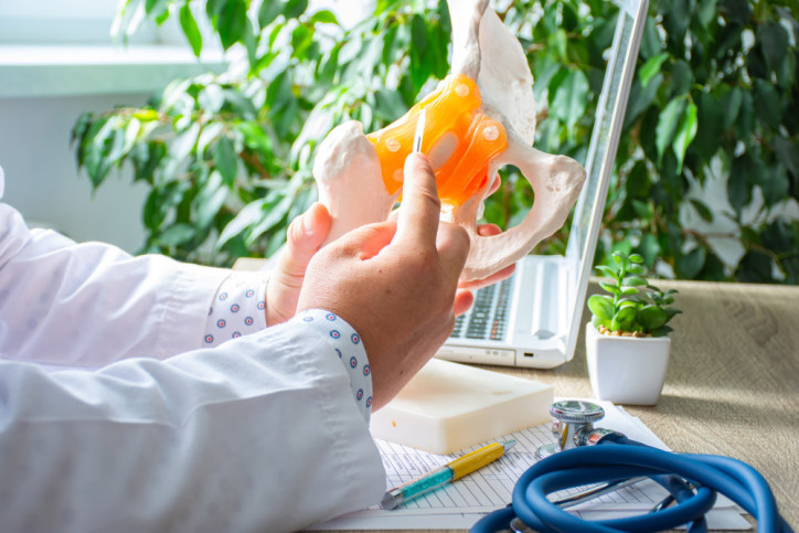 Ein Arzt hält ein für das Recycling vorgesehenes Explantant in den Händen