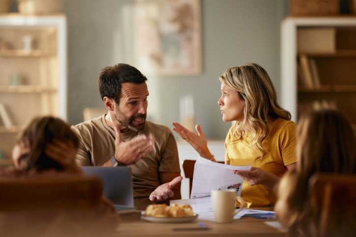 Eine Familie streit vor ihrem Kind über die Suchterkrankung des Ehemanns