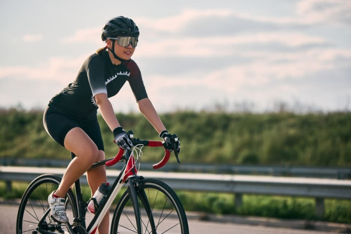 Eine Triathlon-Anfängerin bei einer Radeinheit
