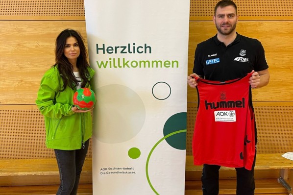 SCM-Star Christoph Theuerkauf und Klaudine Schönemann-Rach von der AOK Sachsen-Anhalt stellen Projekt Gesunde Sportstunde vor.