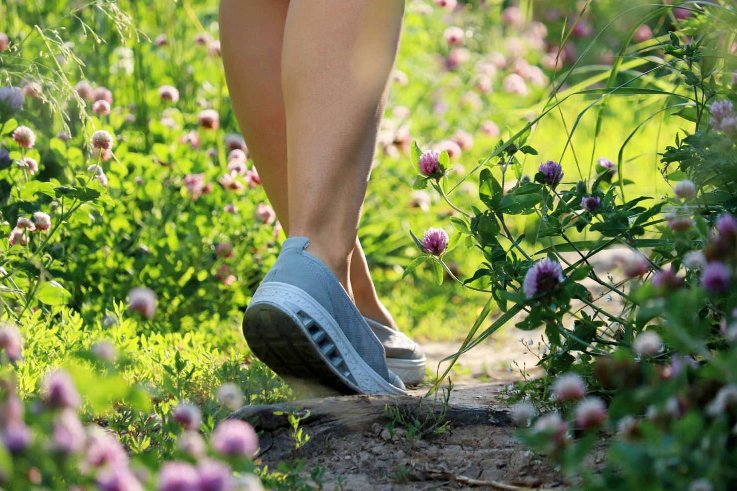 Mit Schuhen im Garten