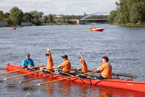 Rudern gegen Krebs in Magdeburg auf der Elbe