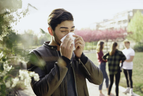 Ein Allergiker schnäuzt sich die Nase