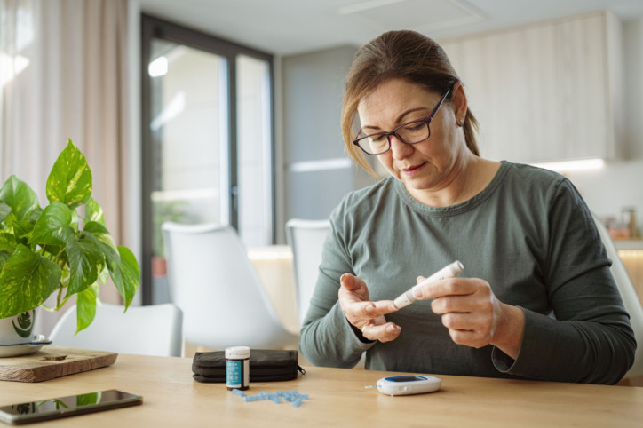 Eine Diabetikerin misst ihren Blutzucker.