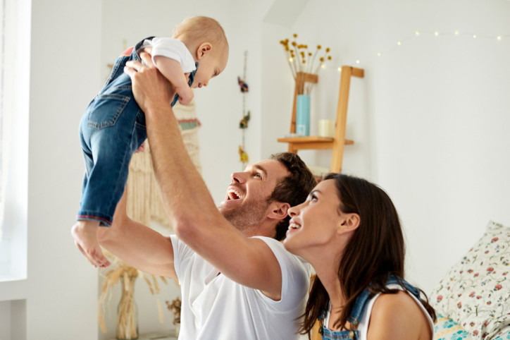 Eltern freuen sich über die überwundenen Dreimonatskoliken ihres Babys