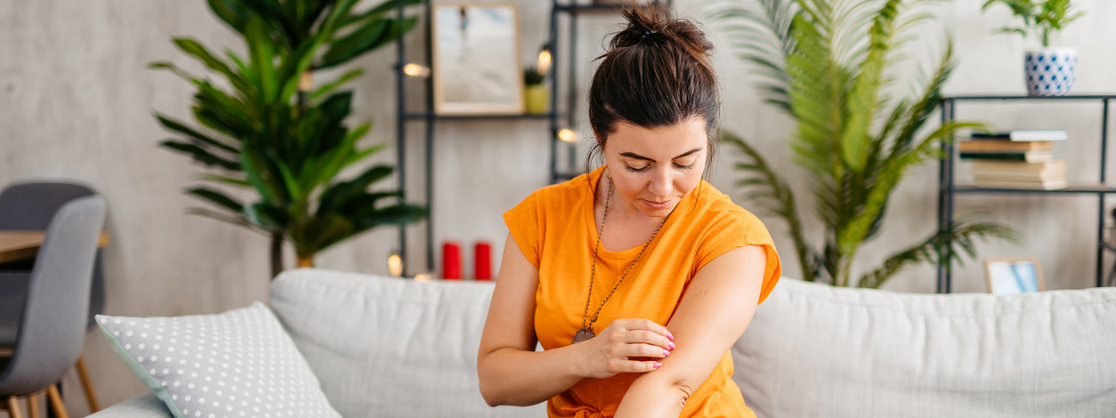 Eine junge Frau kontrolliert ihre Reibeisenhaut