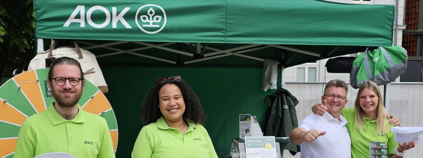 Eine Frau probiert kulinarische Spezialitäten auf dem Streetfood-Festival