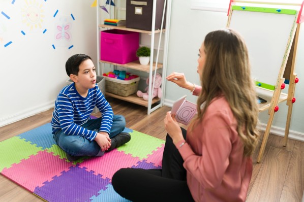 Ein etwa 7 jähriges Mädchen sitzt vor einem Laptop und macht Sprachübungen.