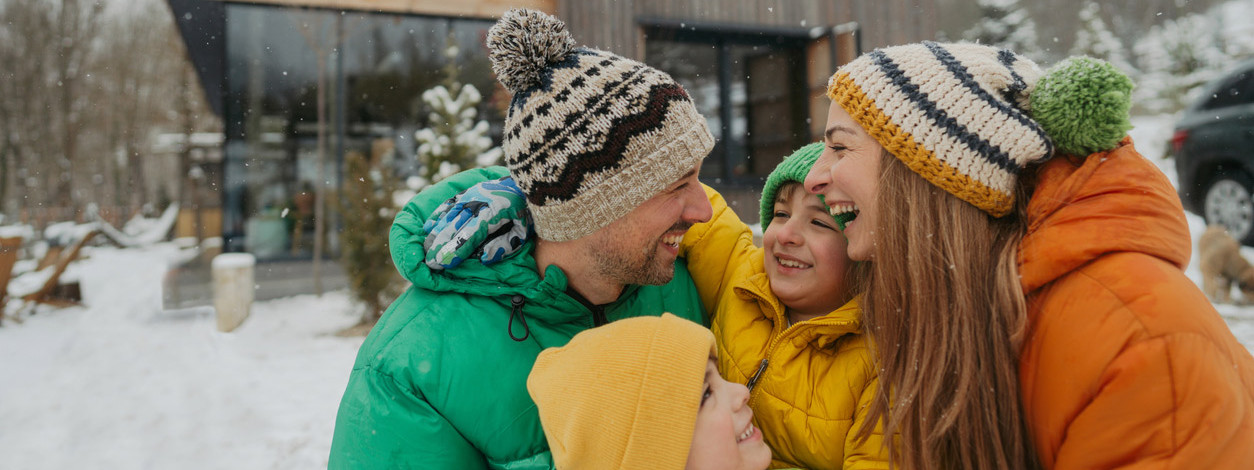 Junge Familie im Herbst – begleitet von der AOK Sachsen-Anhalt