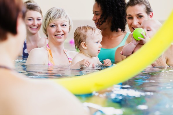 Mutter lächelt während Babyschwimmen