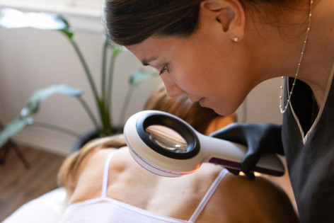 Dermatologin führt einen Hautcheck durch